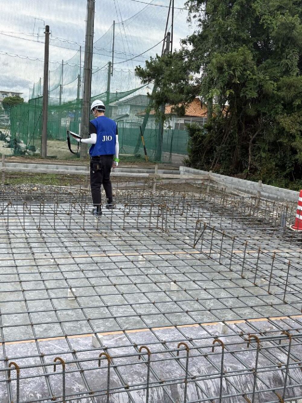 大垣市I様邸の新築工事で実施したJIOによる基礎配筋検査の様子