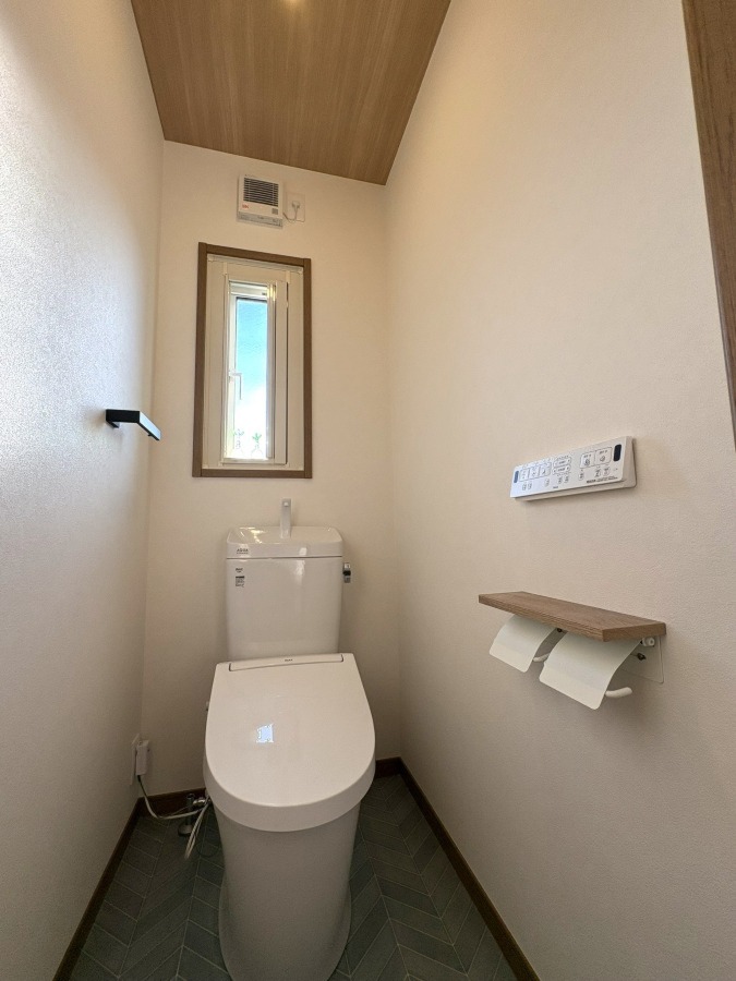 LIXILアメージュ便器とシャワートイレKAの北欧スタイルトイレ空間