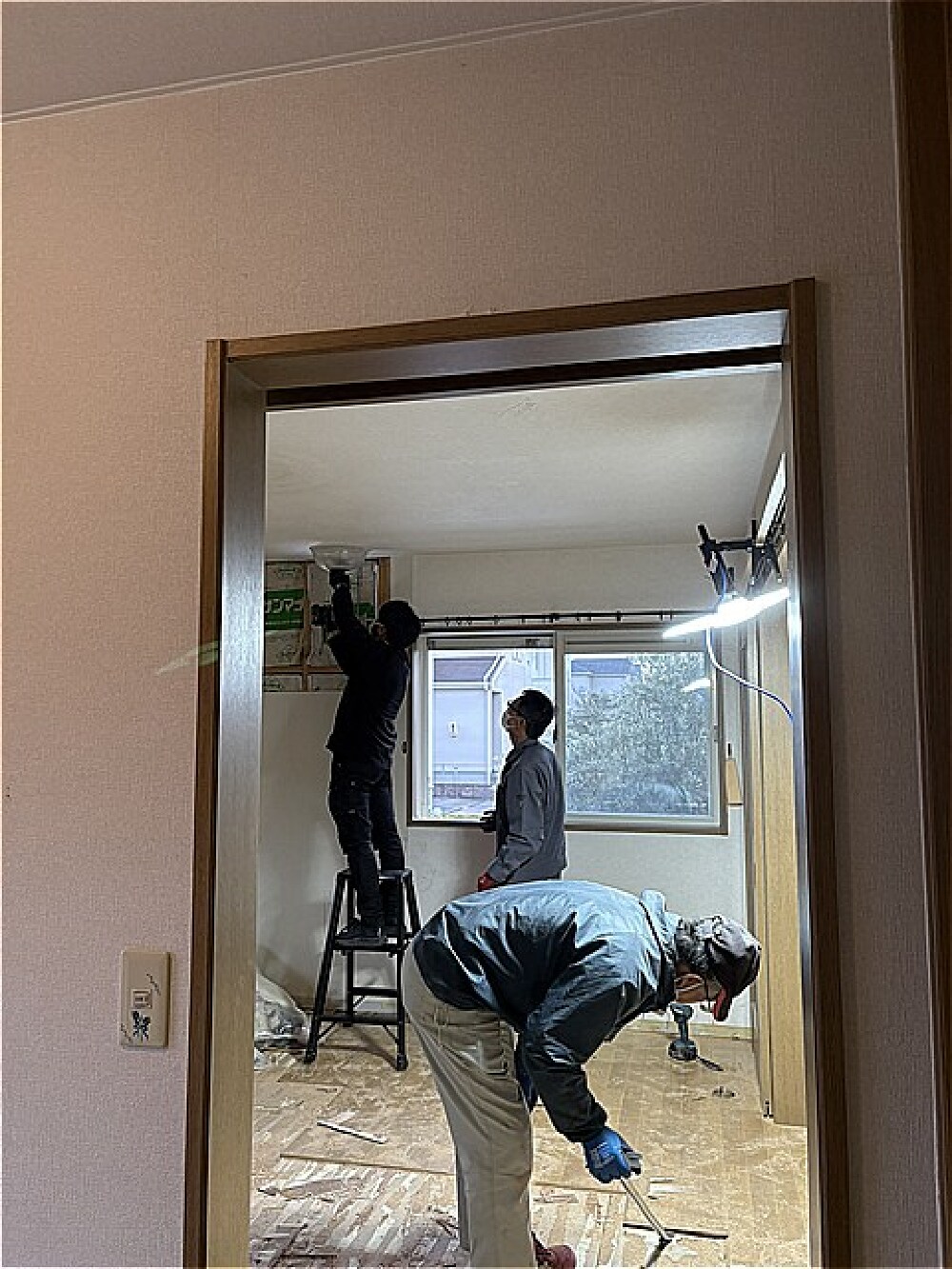 O様邸 床捲り工事と電気工事 キッチンリフォーム工事中の様子