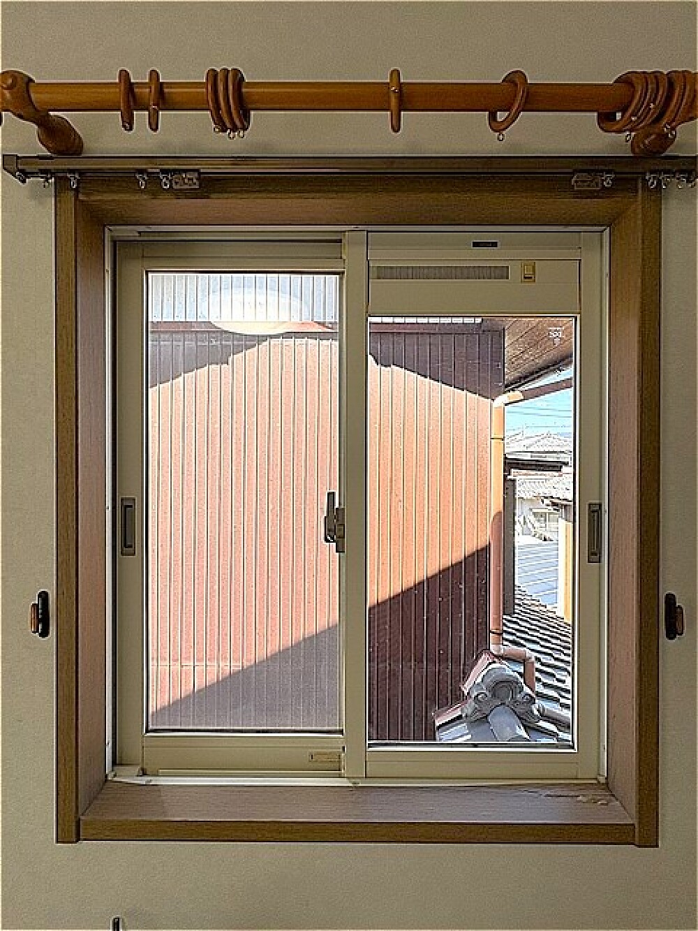 西日と雨の影響で窓枠が劣化し、夏の暑さが気になっていた2階洋室の西側小窓（内窓設置前）