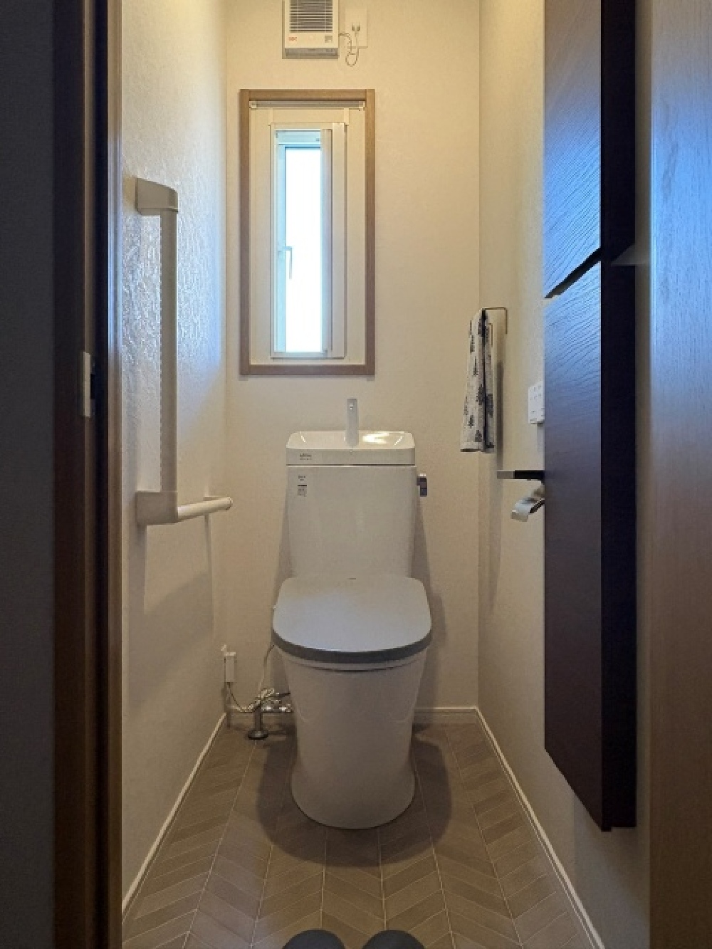 O様邸 1階トイレリフォーム後 LIXILアメージュとシャワートイレVAで統一感のあるトイレ