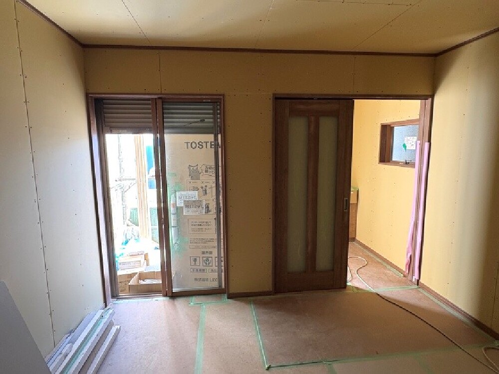 木工事完了後の室内と建具設置の様子