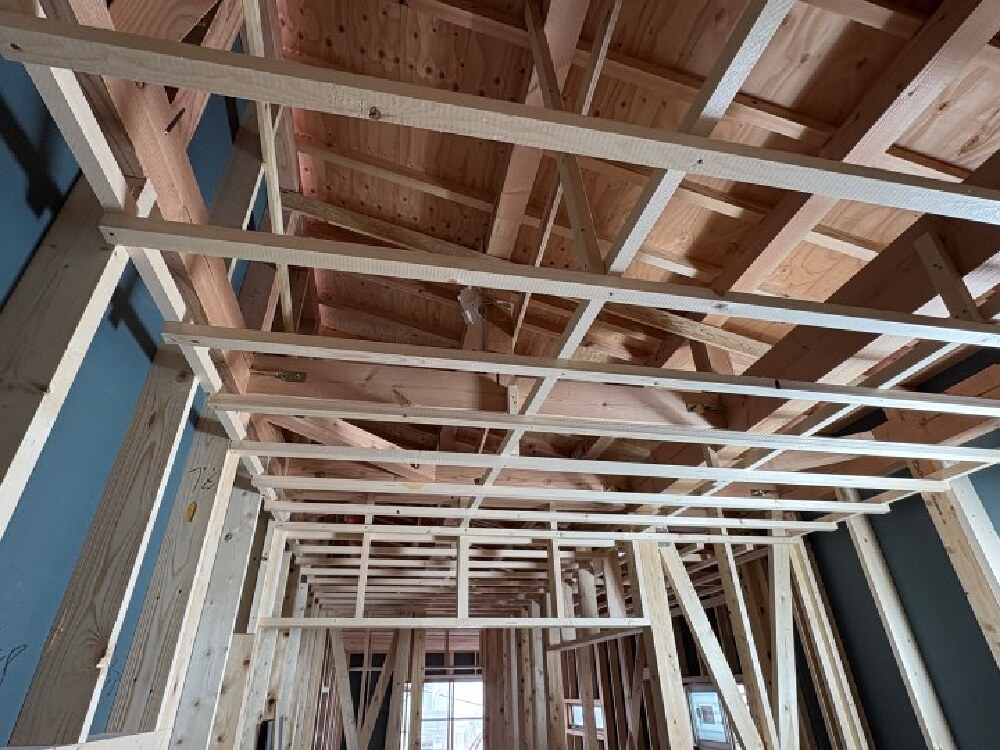 天井下地の施工状況 木組みと下地材の様子