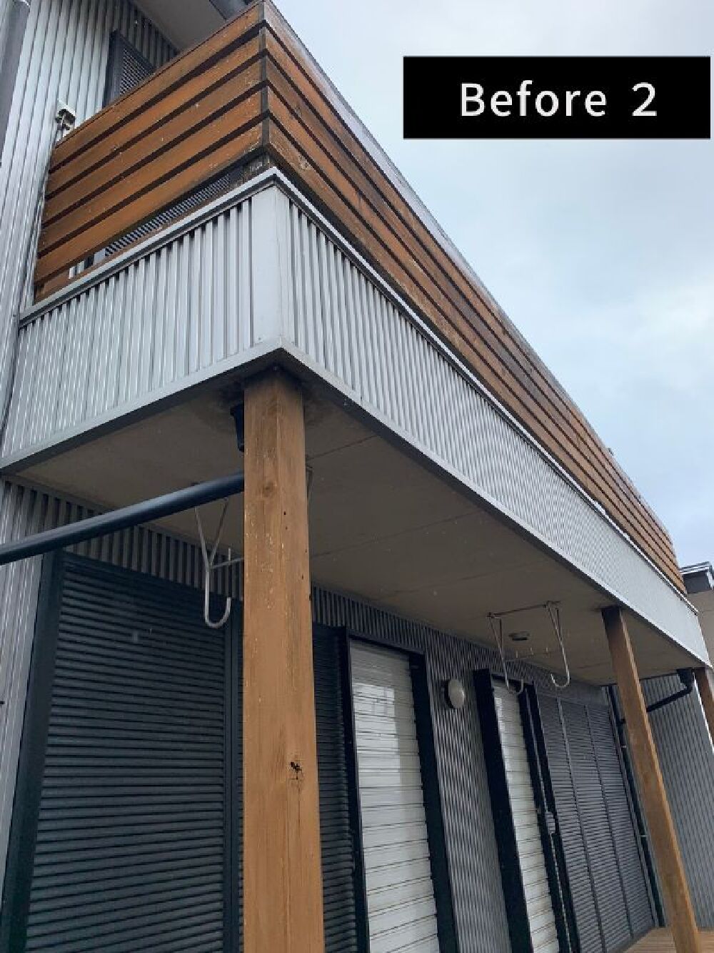 Before2：劣化が進んだ木製ベランダ。色あせや傷みが見られる施工前の様子。