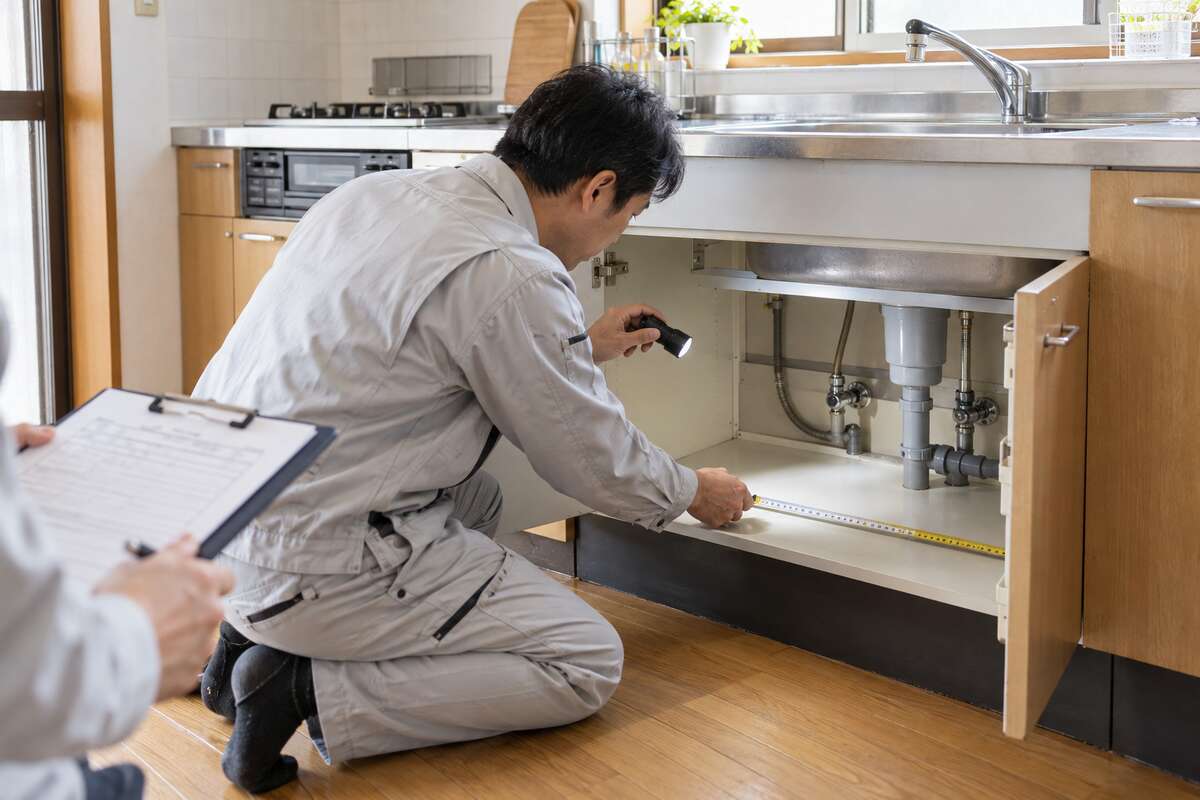 既存キッチンの配管と収納内部を確認する現地調査