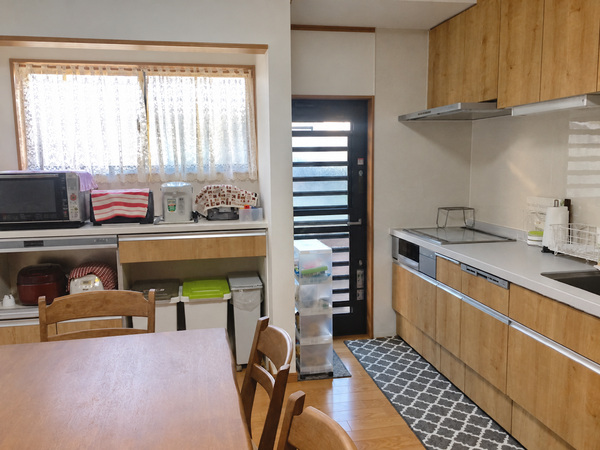 北側の窓前から東側の壁付けへ移し、広く使えるようになったキッチン｜本巣市O様邸