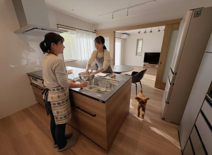 対面キッチンで向かい合って料理を楽しむO様ご家族